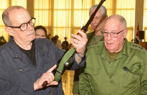 Silvio Rodríguez recibe fusil AKM: símbolo de resistencia