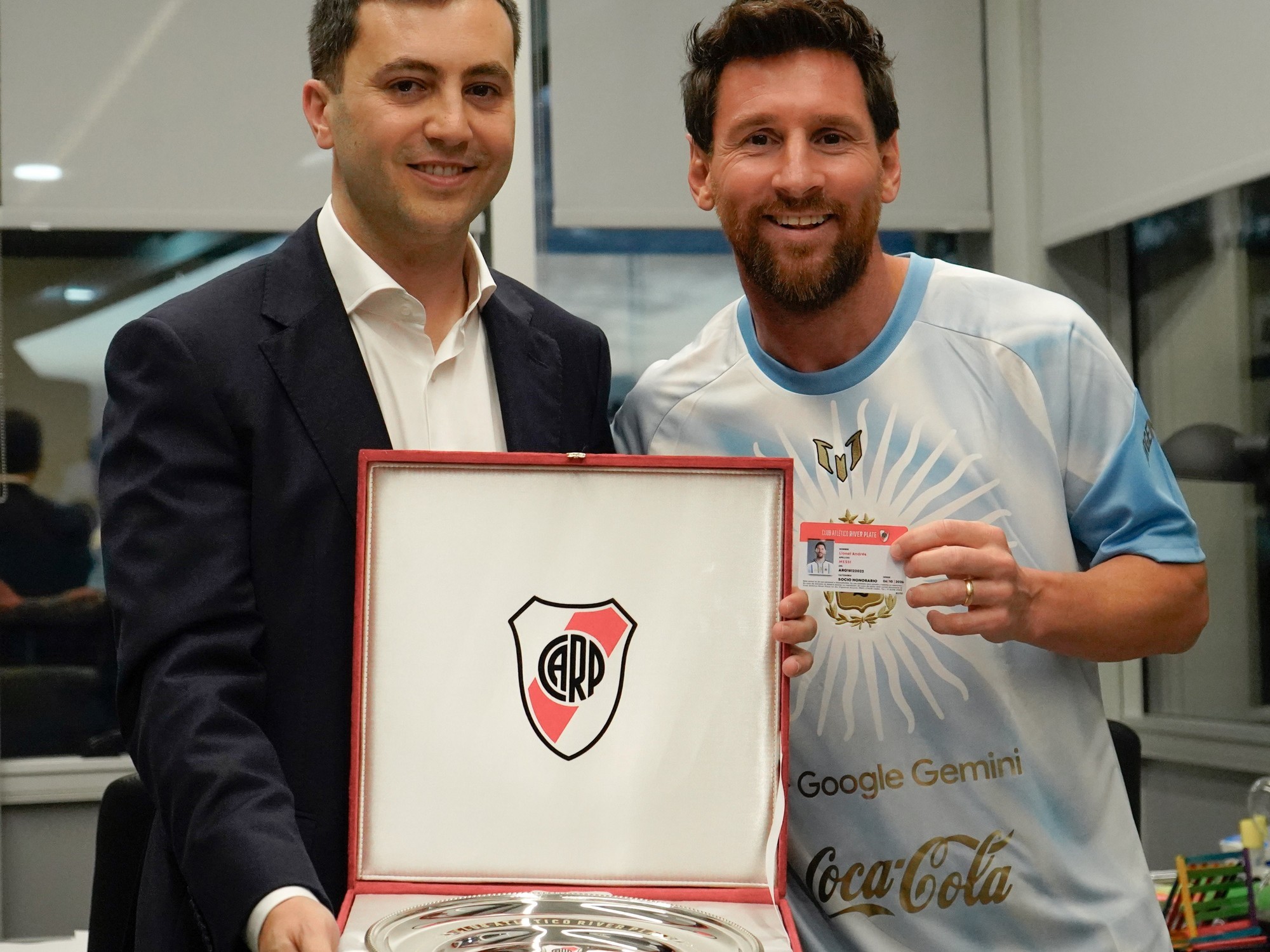 Messi, socio honorario de River: el pueblo millonario abraza al genio del pueblo