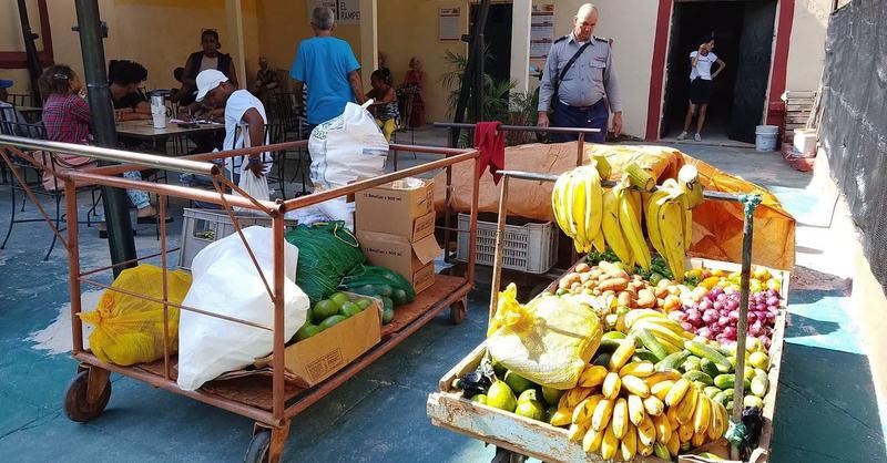 La Policía cubana decomisa hasta las carretillas en el mercado de 17 y K