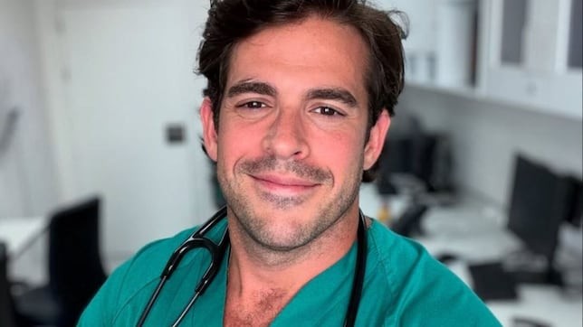 Kéfir con arándanos antes de dormir: el consejo del cardiólogo Aurelio Rojas para un sueño reparador