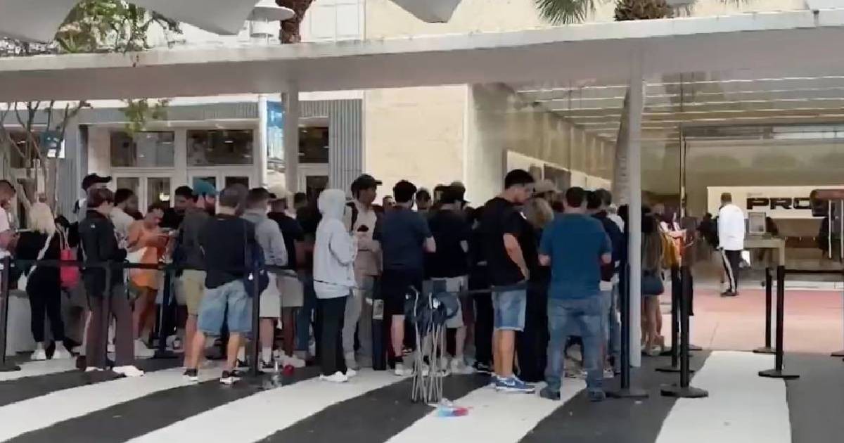 El iPhone Duo desata el frenesí consumista en Miami: filas, hamacas y 2.000 dólares por un teléfono